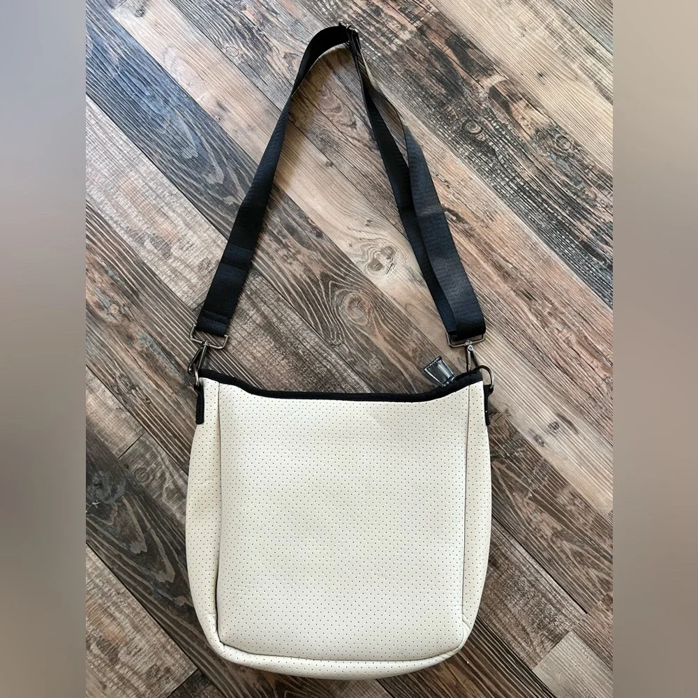 Sold!!! Haute Shore like new bag - Picture 2 of 6